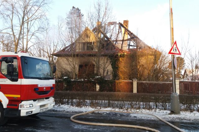 Hasiči likvidují požár domu v Čimelicích | foto:  HZS Jihočeského kraje