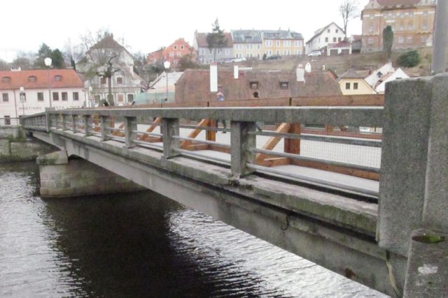 Chodníky pro pěší už muselo město uzavřít,  čtyři roky má most sníženou nosnost a nesmí na něj vjet auta těžší než šest tun | foto: Zdeněk Zajíček,  Český rozhlas
