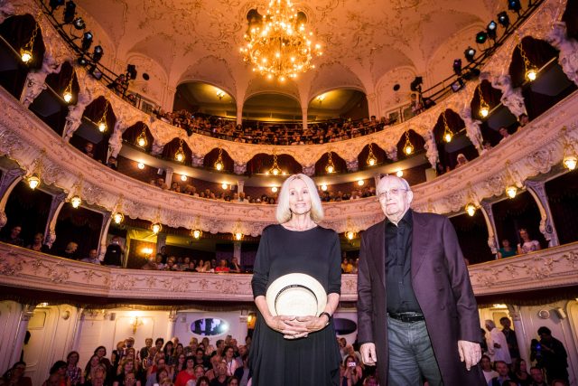 Olga Sommerová a Jiří Suchý na Mezinárodním filmovém festivalu Karlovy Vary | foto: Dan Materna,  MAFRA / Profimedia