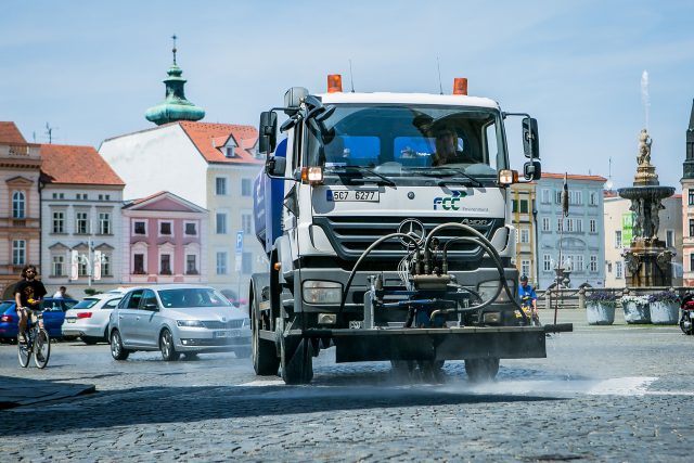 V nejteplejších dnech ochlazuje českobudějovické náměstí kropící vůz | foto: Petr Lundák,  MAFRA / Profimedia