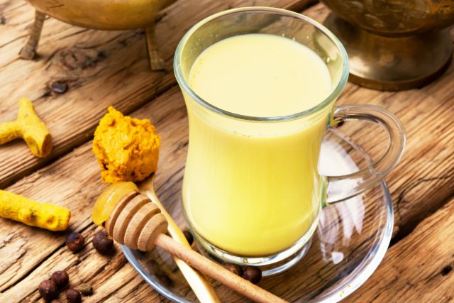 Zlaté mléko,  léčivý nápoj s kurkumou,  skořicí a zázvorem | foto: Fotobanka Profimedia