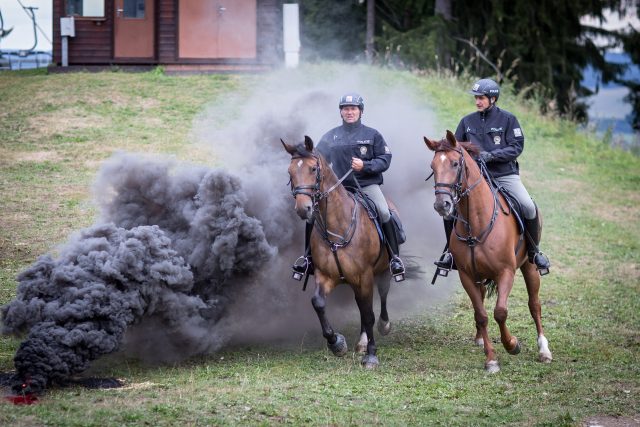 Policisté na koních při akci pro veřejnost v Lipně nad Vltavou | foto: Marek Podhora,  MAFRA / Profimedia