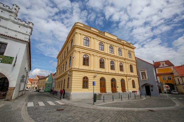 Základní umělecká škola v Třeboni se přestěhovala do opravené budovy staré radnice na náměstí | foto: David Peltán,  MAFRA / Profimedia