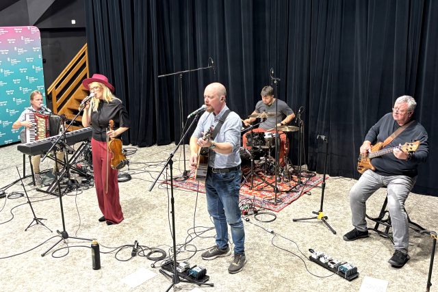 Kapela MeziMěsto ve studiovém sále Českého rozhlasu České Budějovice | foto: Marek Mühlstein,  Český rozhlas