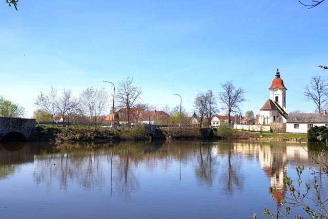 Most přes výběžek rybníka Dvořiště | foto: Vlastimil Polák,  Český rozhlas