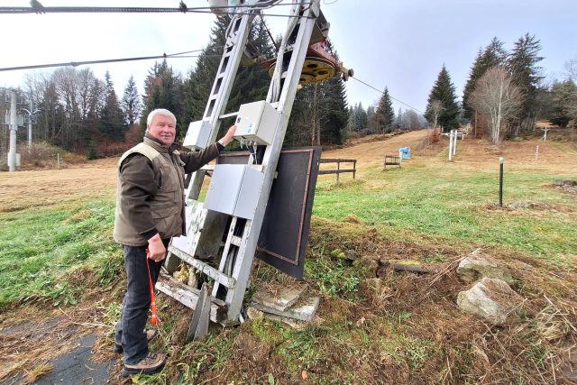 Petr Klazar kontroluje vlek | foto: Kristýna Barchini,  Český rozhlas