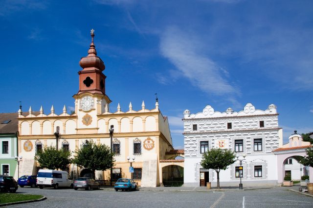 Stará radnice  (vlevo) ve Veselí nad Lužnicí | foto: Fotobanka Profimedia