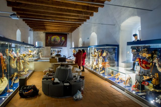 Jedna z nových expozic Muzea středního Pootaví představuje dudy z celého světa | foto: Petr Lundák,  MAFRA / Profimedia