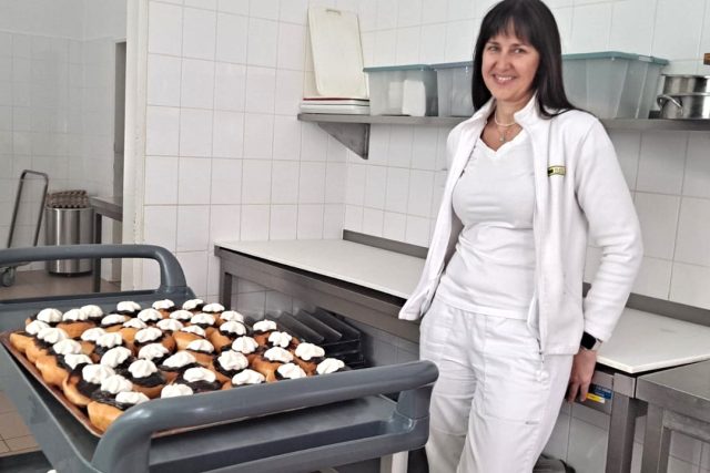 Vedoucí Martina Bláhová v kuchyni domova pro seniory v Blatné | foto: Kristýna Barchini,  Český rozhlas