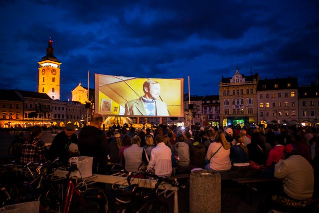 Kinematograf bratří Čadíků opět na budějovickém náměstí promítne několik filmů | foto: Petr Lundák,  MAFRA / Profimedia