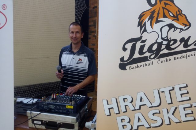 Organizátor Velkého basketbalového dne Tomáš Hejpetr z klubu českobudějovických Tygrů | foto: Kamil Jáša