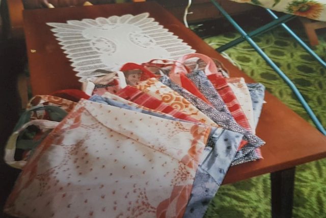 Marie Kuklová poslala fotografii tašek,  které vyrábí z poškozených deštníků | foto: archiv Marie Kuklové