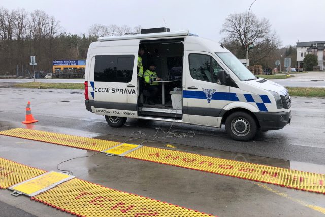 Speciální pásy pro vážení nákladních vozů | foto: Matěj Vodička,  Český rozhlas