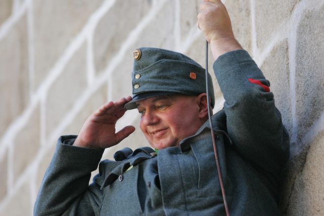 Herec představuje dobrého vojáka Švejka | foto: Profimedia