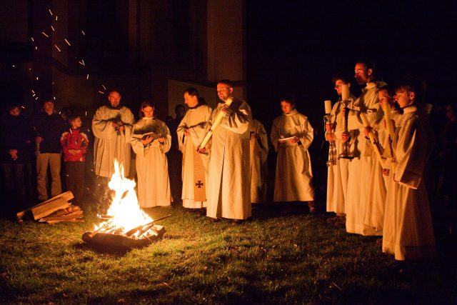 Velikonoční vigilie připomíná okamžik Ježíšova zmrtvýchvstání | foto: Fotobanka Profimedia
