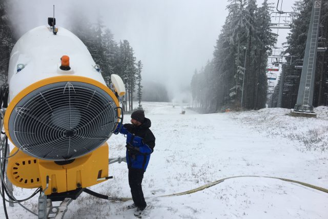 Ve skiareálu na Lipně už zasněžují páteřní sjezdovky | foto: Lipno servis