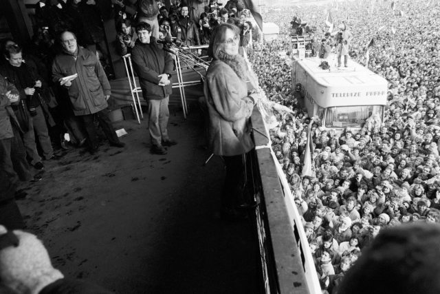 Marta Kubišová v listopadu 1989 na pražské Letné | foto: ČTK