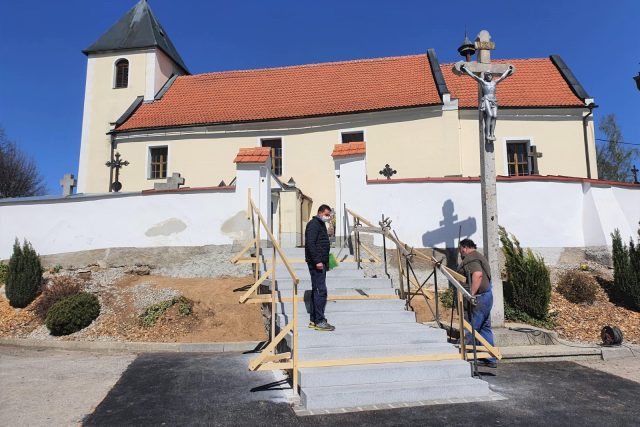 Nové schody povedou ke kostelu a hřbitovu v obci Svatá Maří na Prachaticku | foto: Anna Vrhelová,  Český rozhlas