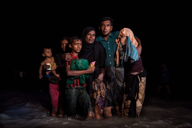 Rohingská rodina se vyloďuje v Bangladéši. Zachytil ji Martin Trabalík,  který s tímto projektem zvítězil v soutěži Czech Press Photo | foto: Martin Trabalík