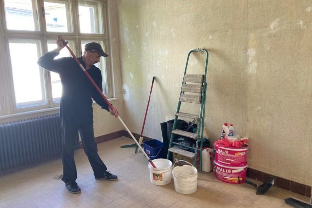 Třiašedesátiletý Sergej pomáhá upravit nevyužívanou budovu v Kestřanech | foto: Jitka Cibulová Vokatá,  Český rozhlas