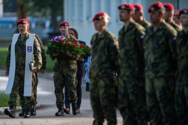 Pietní akt v Táboře připomněl vojáky Martina Marcina,  Kamila Beneše a Patrika Štěpánka,  ktreří zahynuli na misi v Afghánistánu | foto: Václav Pancer,  ČTK