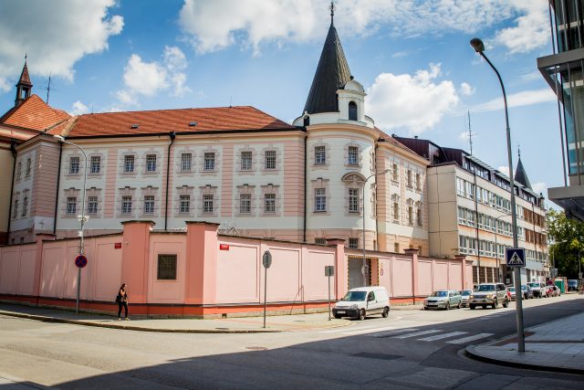 Vazební věznice stojí v centru Českých Budějovic | foto: Petr Lundák,  MAFRA / Profimedia