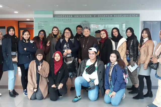 Studenti Multimedia University v Cyberjaya v Malajsii navštívili Jihočeskou univerzitu. Je to začátek spolupráce mezi školami | foto: Mária Pfeiferová,  Český rozhlas