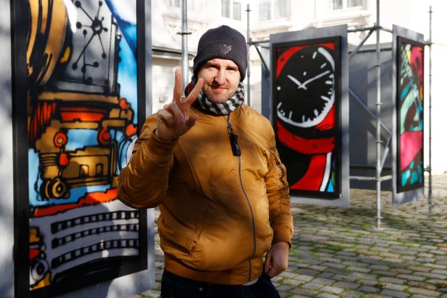Výtvarník Michal Škapa,  jeden z nejvýraznějších autorů spojených s českou graffiti scénou | foto: Petr Horník,  Právo / Profimedia