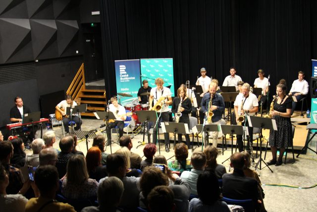 JR Big Band Václava Hlaváče ve studiovém sále Českého rozhlasu České Budějovice | foto: Daniela Žahourová,  Český rozhlas