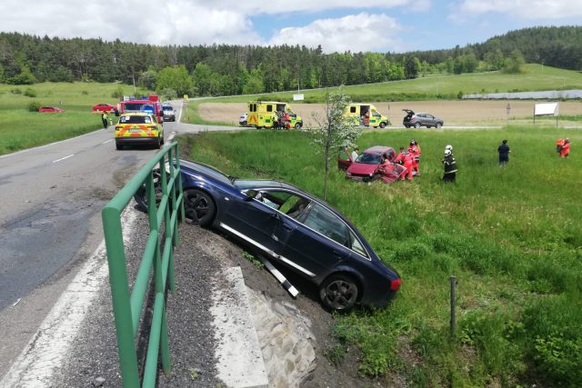 Dopravní policisté vyjížděli 27. května 2021 k dopravní nehodě mezi obcemi Malenice a Zlešice,  kde se střetla dvě osobní vozidla. | foto: Policie České republiky