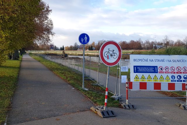 Uzavřená cyklostezka na Jiráskově nábřeží v Českých Budějovicích a přilehlý chodník | foto: Andrea Poláková,  Český rozhlas