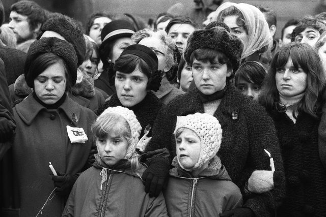 Lidé při pohřbu Jana Palacha,  25. ledna 1969 | foto: Fotobanka Profimedia