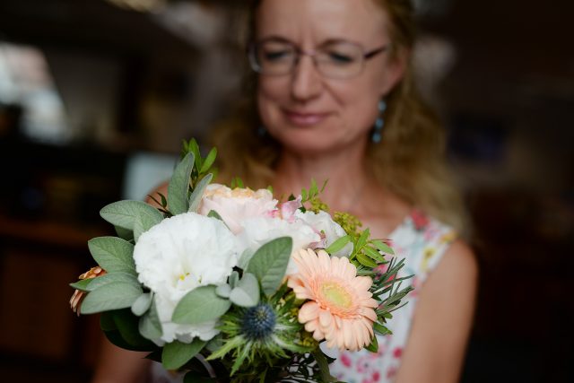 Kupované květiny často postrádají vůni. Můžeme jim pomoci tím,  že přidáme bylinky. Šalvěj voní a navíc je krásná | foto: Honza Ptáček,  Český rozhlas