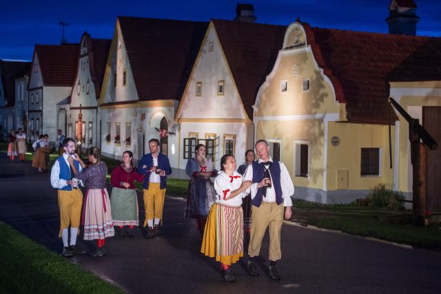 Operu Prodaná nevěsta hrálo Jihočeské divadlo přímo na návsi jihočeské vesnice Holašovice | foto: Václav Pancer,  ČTK