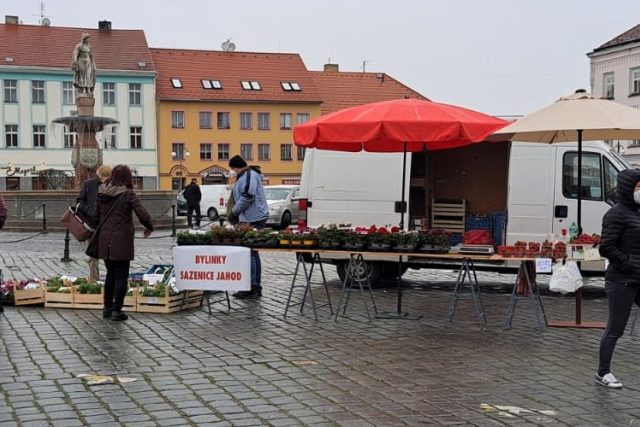 Farmářské trhy na náměstí ve Vodňanech | foto: Kristýna Barchini,  Český rozhlas,  Český rozhlas