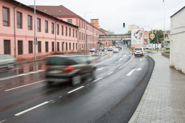 Mánesova ulice je jednou z těch,  kde by se díky nové propojce mohla zklidnit doprava | foto: Marek Podhora,  MAFRA / Profimedia