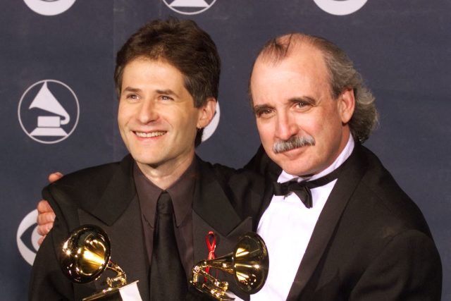 Textař Will Jennings  (vpravo) a skladatel James Horner s cenou Grammy za píseň k filmu Titanic | foto: Vince Bucci,  AFP / AFP / Profimedia