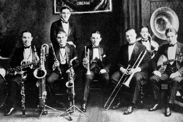 Kornetista Bix Beiderbecke  (uprostřed) s dalšími muzikanty | foto: Fotobanka Profimedia