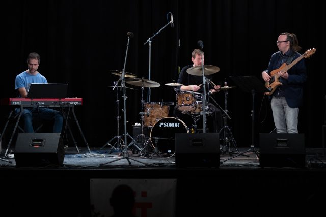 Výborný trio při vystoupení v Divadle U Kapličky v Českých Budějovicích | foto: Daniel Král