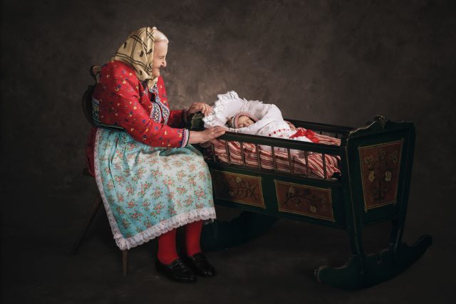 Babička s vnučkou z Chodska | foto: Václav Šilha