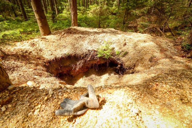 Jáma po nelegální těžbě vltavínů | foto: David Peltán,  MAFRA / Profimedia