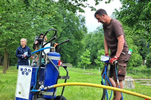 Speciální stroj dostane živiny ke kořenům | foto: Eva Musterová Marvanová,  Český rozhlas