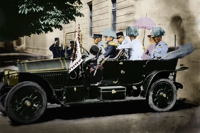 František Ferdinand s chotí Žofií na své osudové jízdě v Sarajevu 1914 | foto: Profimedia