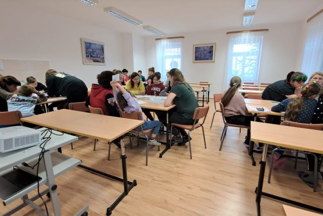 Ukrajinští uprchlíci,  kteří jsou ubytovaní ve Skočicích,  se učí česky | foto: Kristýna Barchini,  Český rozhlas