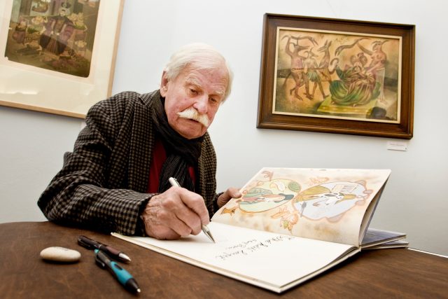 Adolf Born  (1930-2016) v roce 2013 při autogramiádě v Galerie Moderna v Praze | foto:  Michal Růžička,  MAFRA / Profimedia