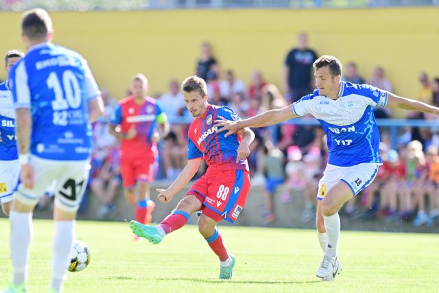 Hráči FC Silon Táborsko  (v bílo-modrém) při přípravném zápase s Plzní | foto: Michal Beránek,  CNC / Profimedia
