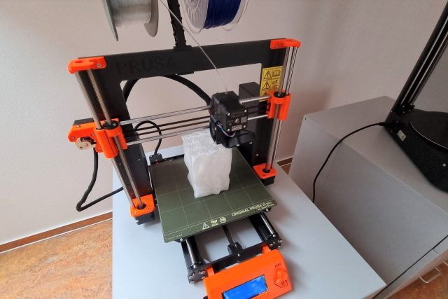 3D tiskárna na jedné ze škol zapojených do projektu už vyrábí dílky pro sochu | foto: Lucie Suchánková Hochmanová,  Český rozhlas