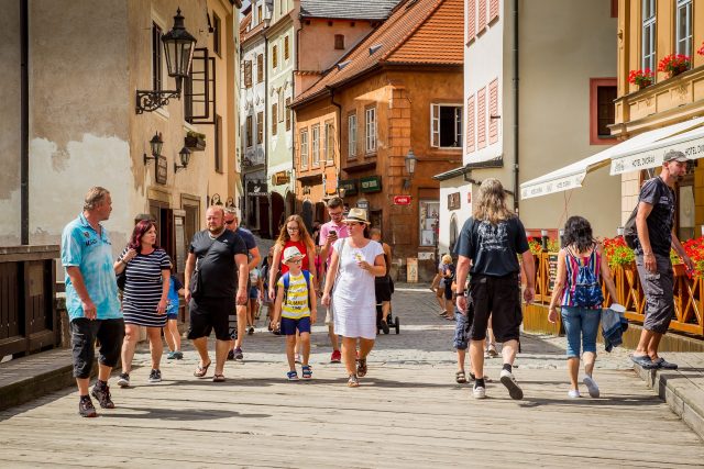 Český Krumlov v posledních dvou sezónách navštěvují hlavně čeští turisté | foto: Petr Lundák,  MAFRA / Profimedia