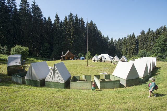 Stavba skautského tábora | foto: Josef Vostárek,  ČTK
