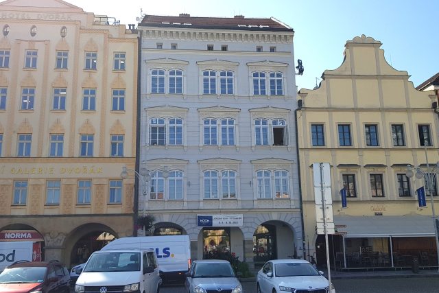 Dům umění  (uprostřed) na náměstí Přemysla Otakara II. v Českých Budějovicích | foto: Andrea Poláková,  Český rozhlas